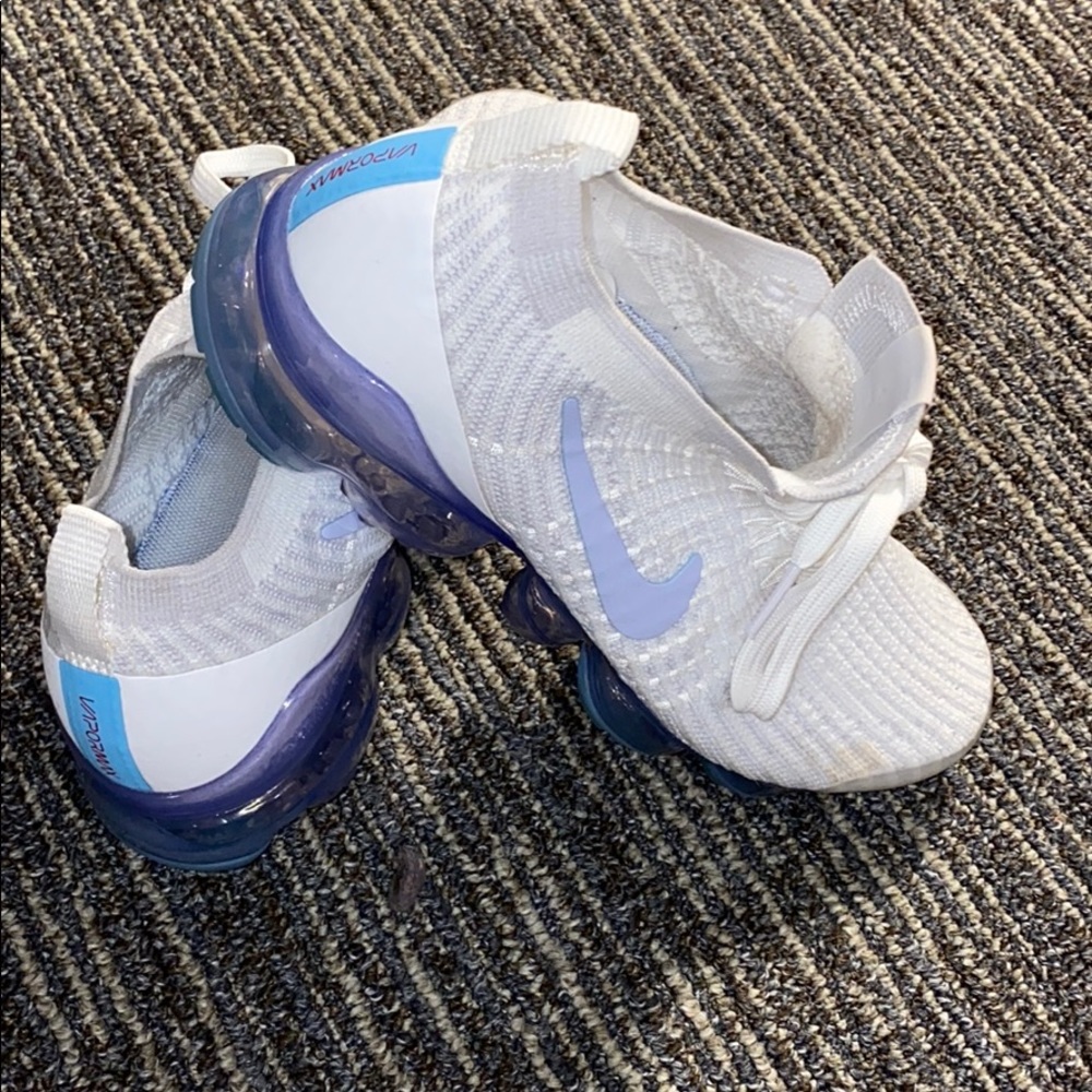 white & blue vapormax 😍